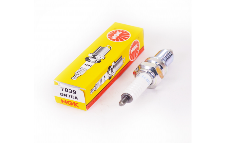 Свеча зажигания Honda BF20A..50A, BF75A/90A, BF30D (NGK DR7EA)