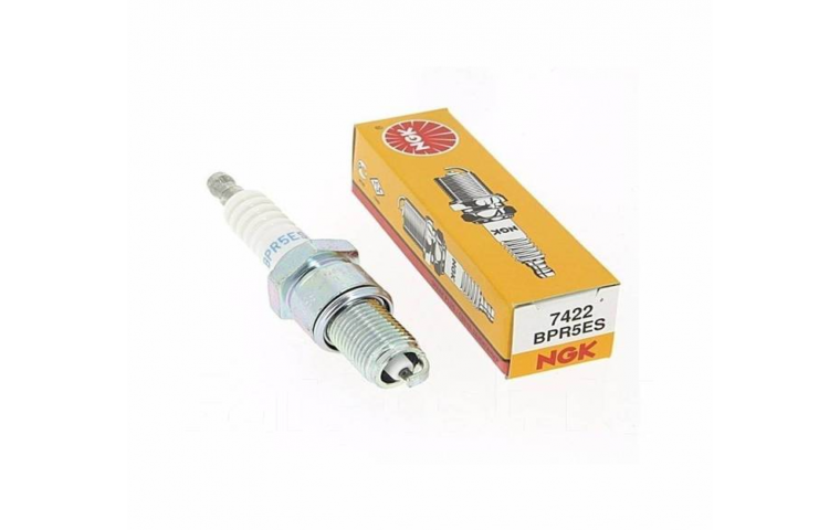 Свеча зажигания Honda GX120..390, GCV520/530, BF4,5B/5A (NGK BPR5ES)